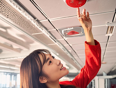 棒状のガス漏れ検知器具で天井設備点検している綺麗で可愛いモデルの様な日本人女性